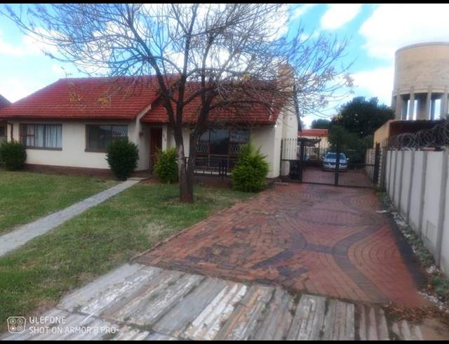 3 BEDROOM HOUSE FOR SALE IN LEONDALE